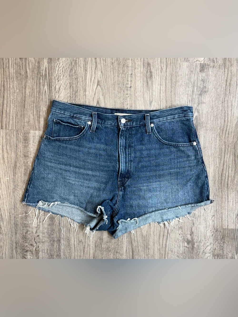 Levi’s High Waisted Mom Shorts Blue Denim Raw Hem Classic Western Size 33